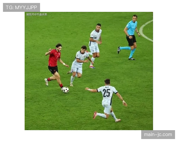 苏格兰球迷在格鲁吉亚客场遭遇航班大面积取消,改乘大巴长途跋涉助威 苏格兰球迷在格鲁吉亚客场遭遇航班大面积取消,改乘大巴长途跋涉助威