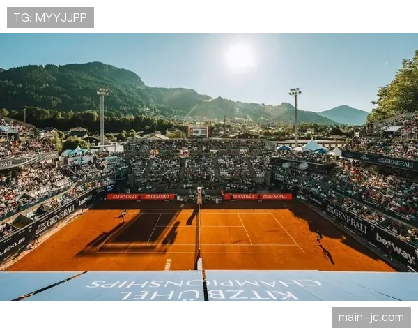 海登海姆主场比赛因球迷向场内投掷网球短暂中断,抗议票价上涨 海登海姆主场比赛因球迷向场内投掷网球短暂中断,抗议票价上涨